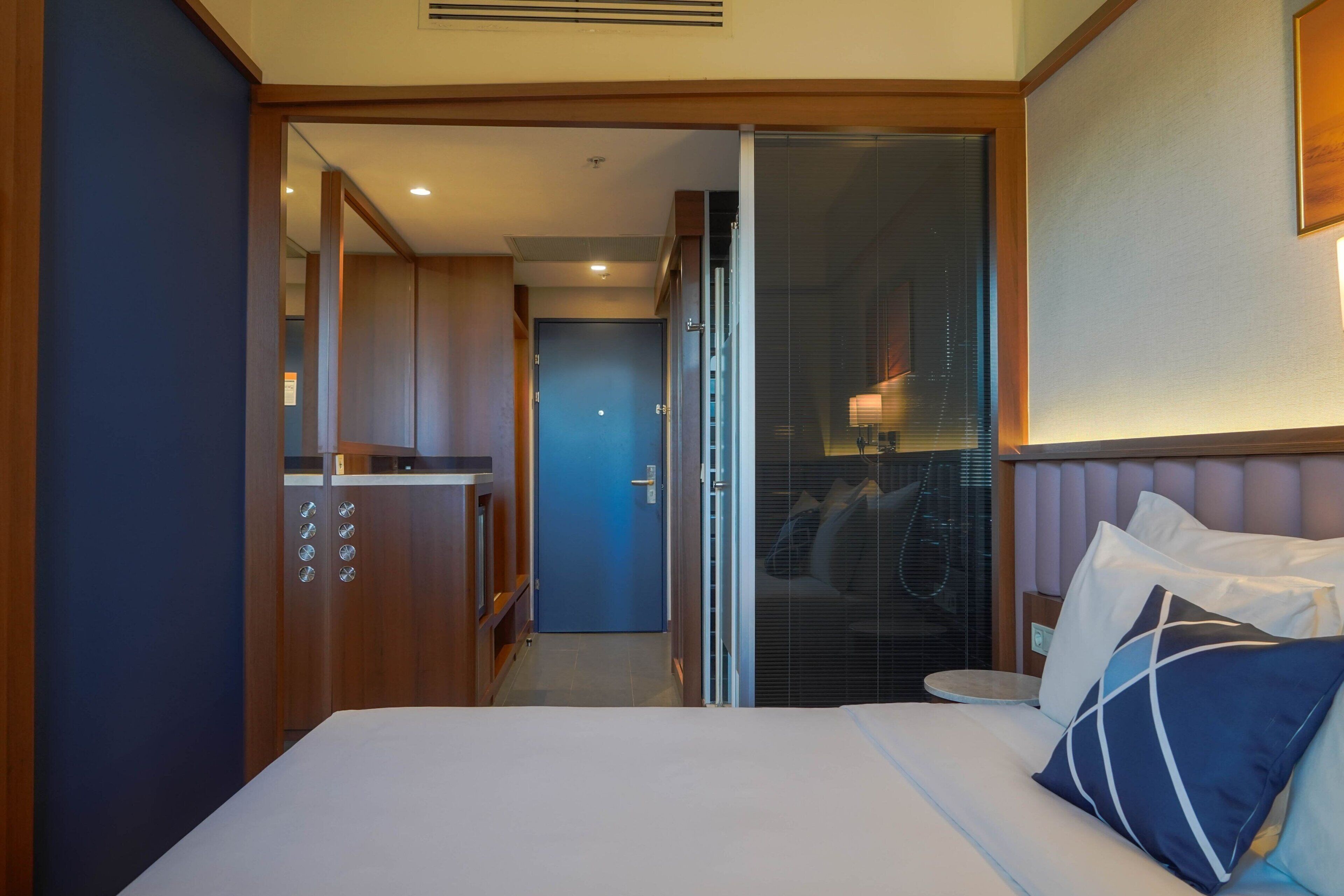 standard room, 1 king bed, non smoking | 1 bedroom, in-room safe, soundproofing, free wifi