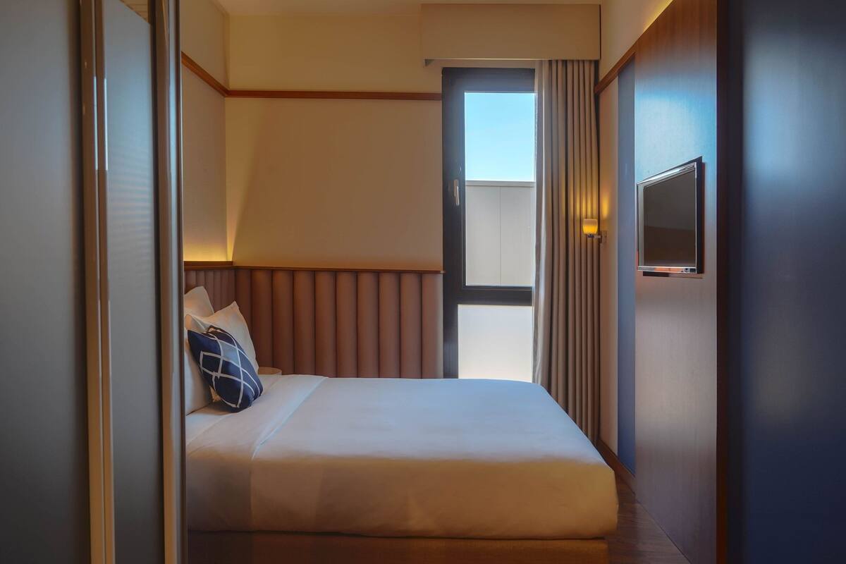 Standard Room, 1 King Bed, Non Smoking | Két bảo mật tại phòng, phòng cách âm