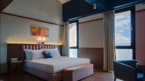 A hotel room with a large bed, a bedside table, a chair, and a window with curtains. - Four Points Flex by Sheraton Bursa Nilüfer  (Bursa)