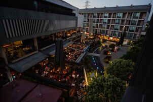 Fachada da propriedade à noite