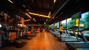 A gym with treadmills, weights, and exercise equipment. - Four Points Flex by Sheraton Bursa Nilüfer  (Bursa)