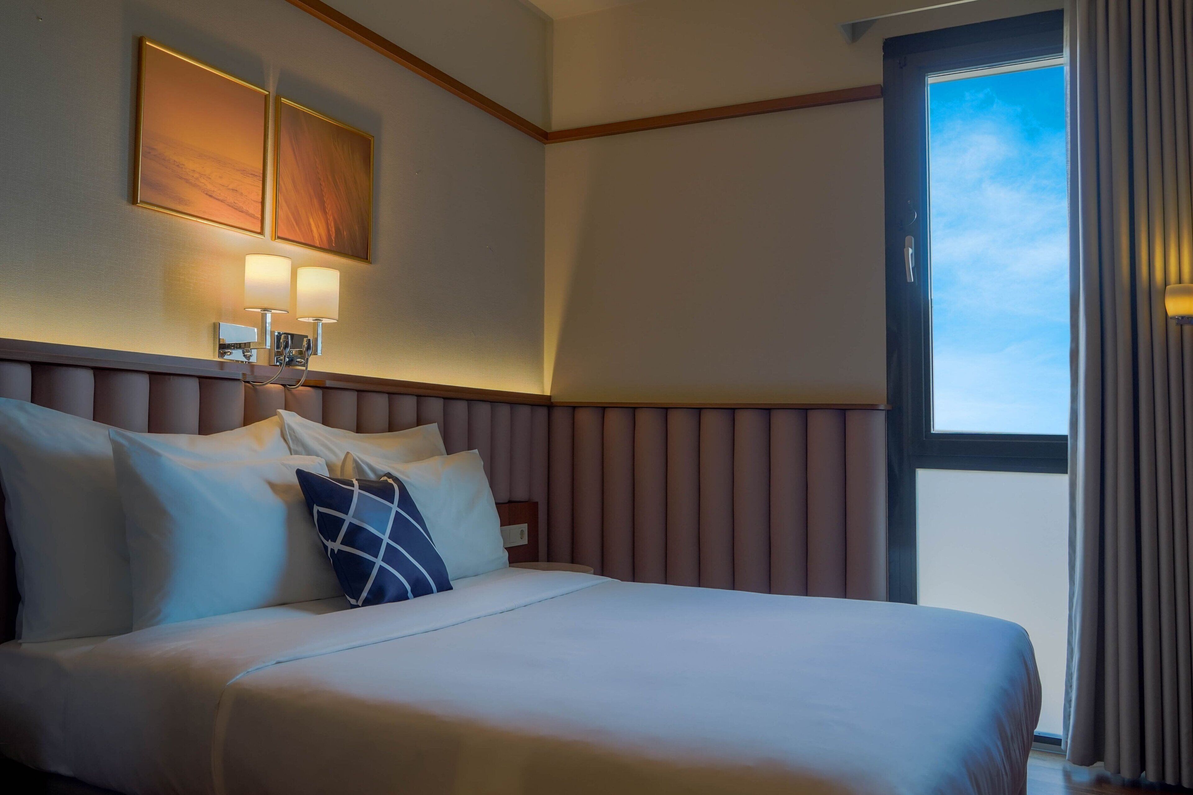 standard room, 1 king bed, non smoking | 1 bedroom, in-room safe, soundproofing, free wifi