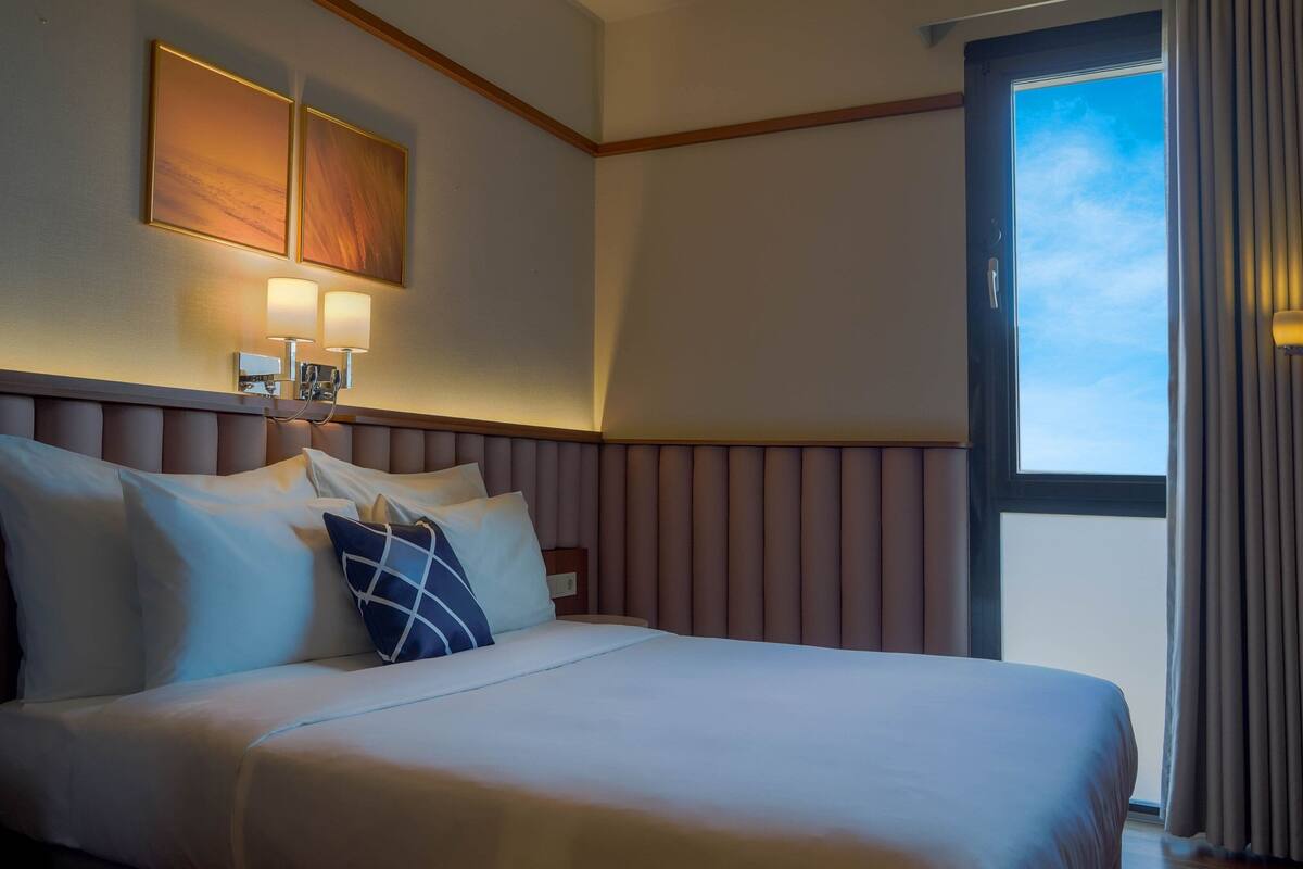 standard room, 1 king bed, non smoking | 1 bedroom, in-room safe, soundproofing, free wifi