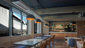 A modern restaurant with long communal tables, booths, and a bar area. - Four Points Flex by Sheraton Bursa Nilüfer  (Bursa)