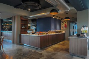 Petit déjeuner buffet servi tous les jours en supplément