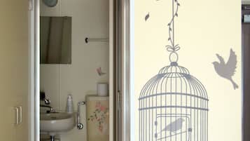 Apartamento (Free bike, Free portable WIFI, 302) | Banheiro | Chuveiro/banheira combinados, produtos de toalete grátis