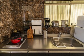 Casa (Private Vacation) | Cocineta privada | Refrigerador, microondas, parrilla de estufa y cafetera y tetera