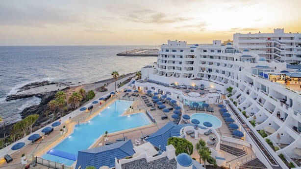 Ein Resort mit großzügiger Poolanlage, mehreren Schwimmbecken und Meerblick.