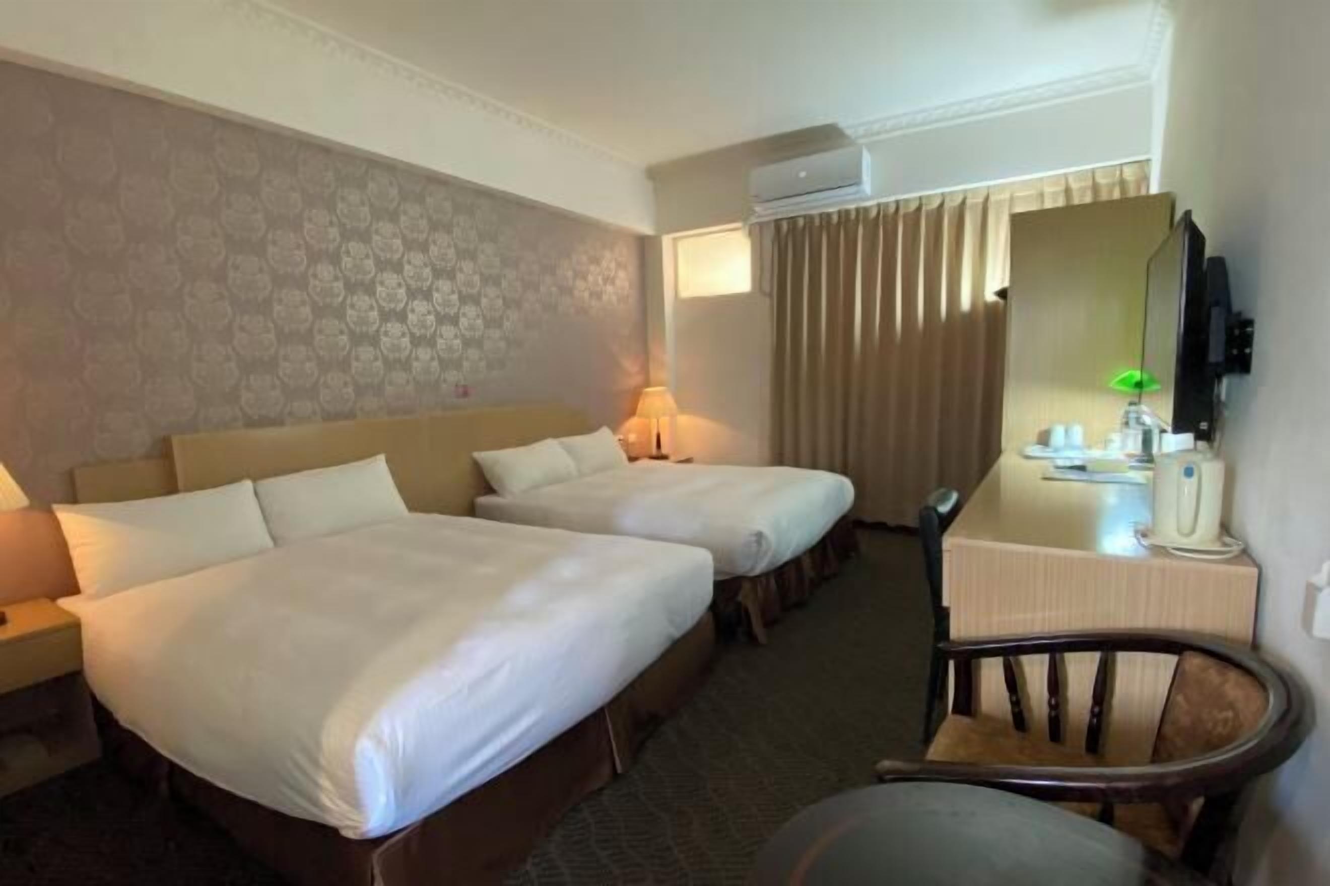 Schreibtisch, Verdunkelungsvorhänge, schallisolierte Zimmer