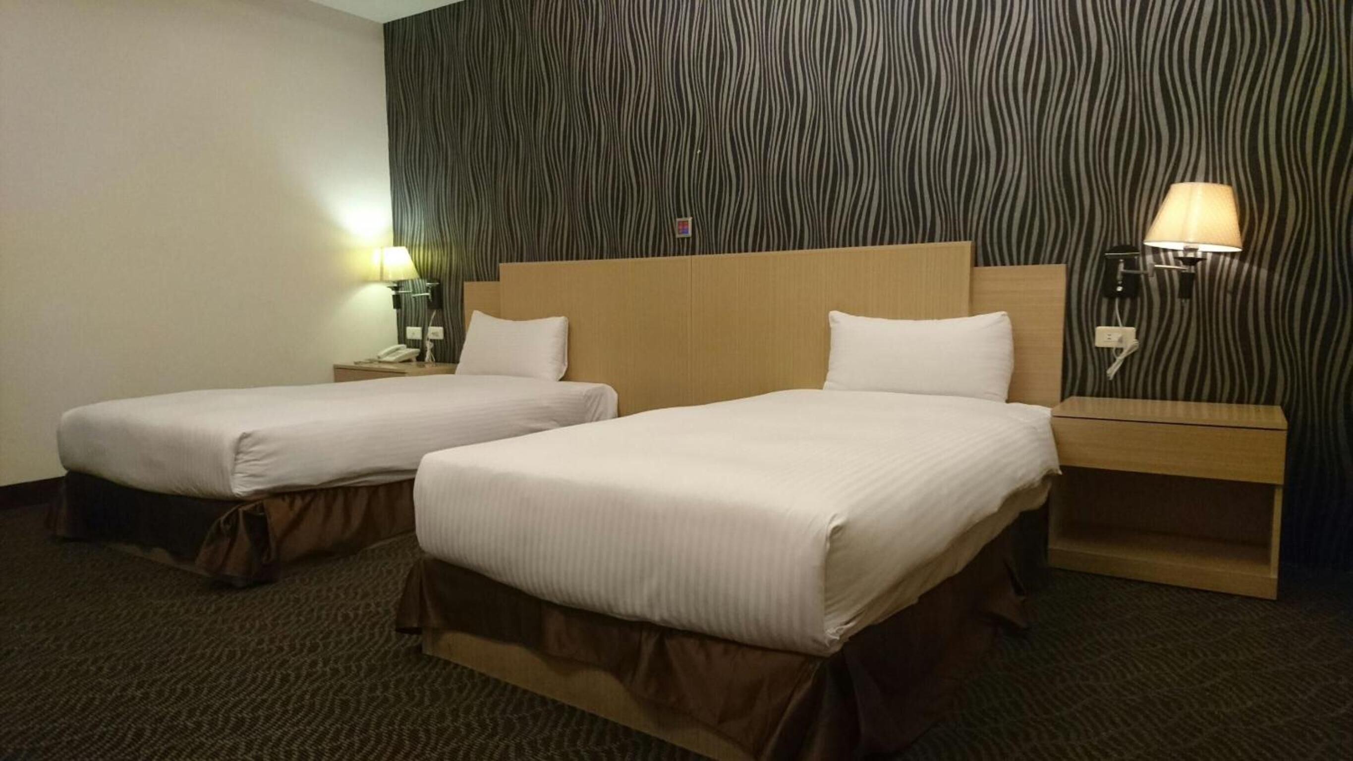 デスク、遮光カーテン、防音設備、WiFi (無料)