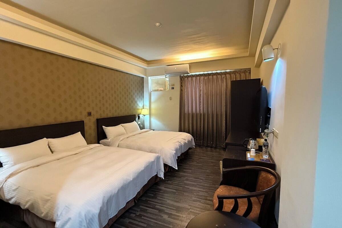 Quadruple Room | Desk, blackout drapes, soundproofing, free WiFi