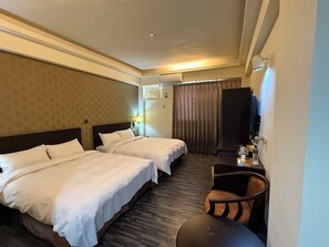 Quadruple Room | Desk, blackout drapes, soundproofing, free WiFi