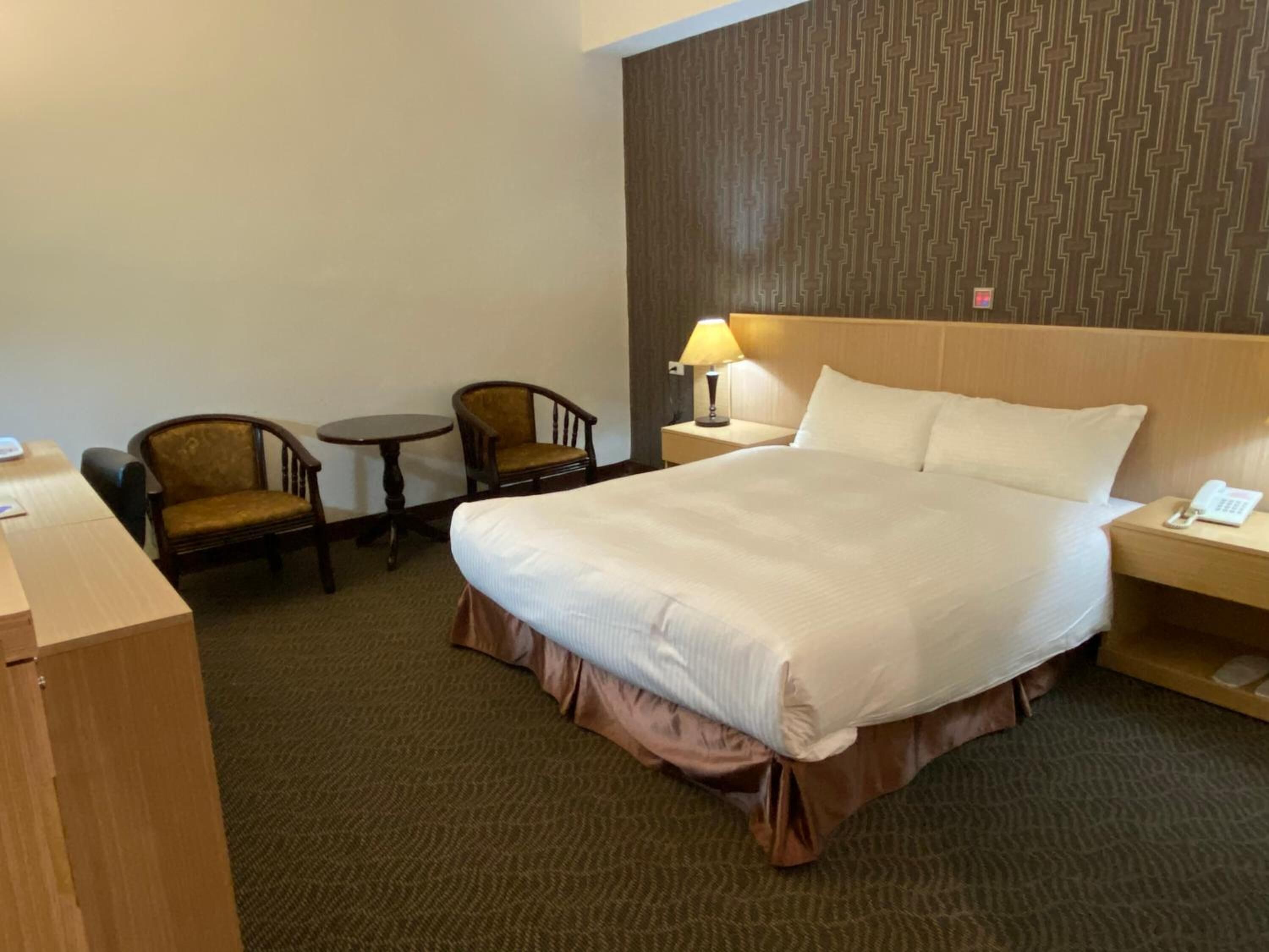 デスク、遮光カーテン、防音設備、WiFi (無料)