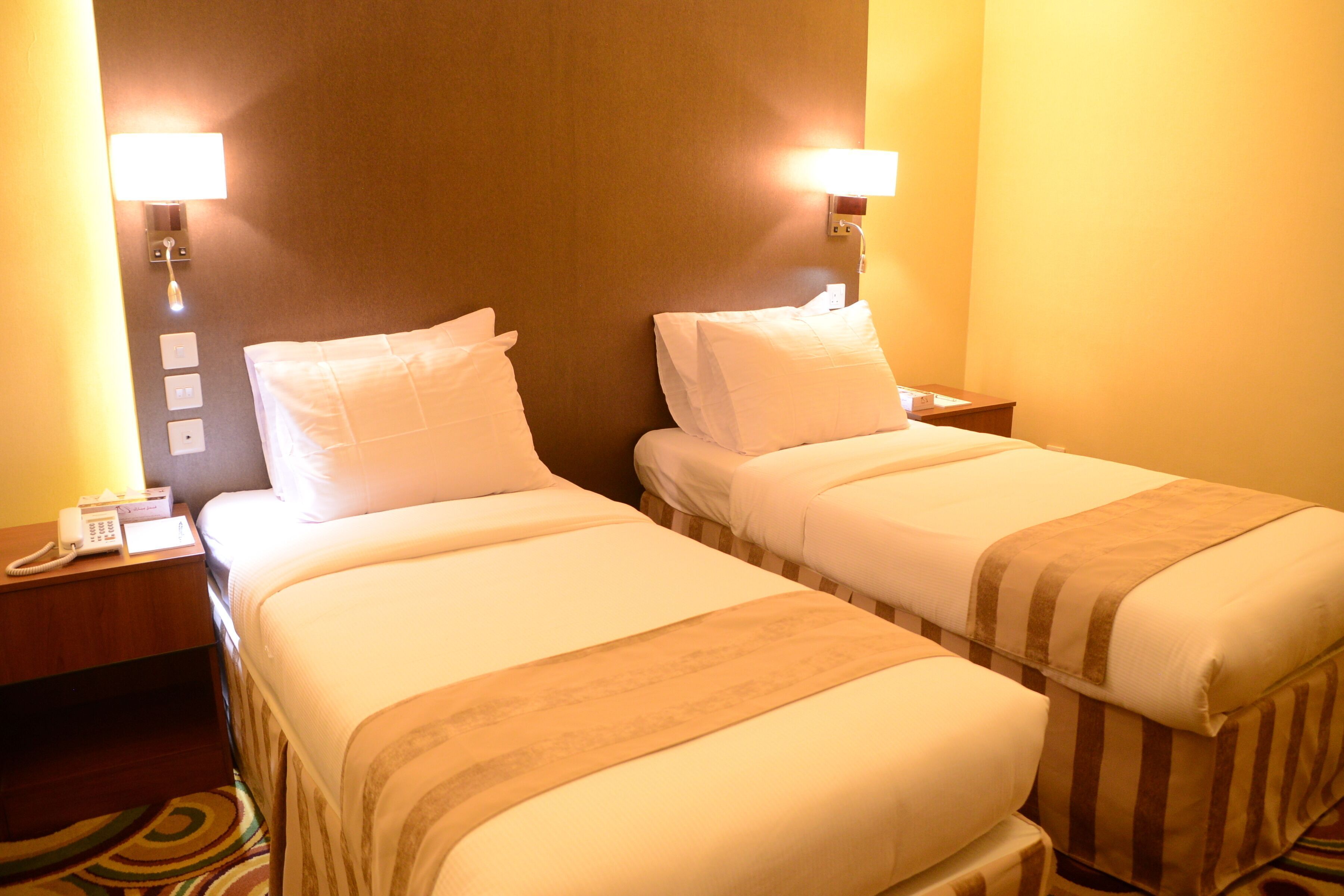 Bộ đồ giường cao cấp, minibar, két bảo mật tại phòng 