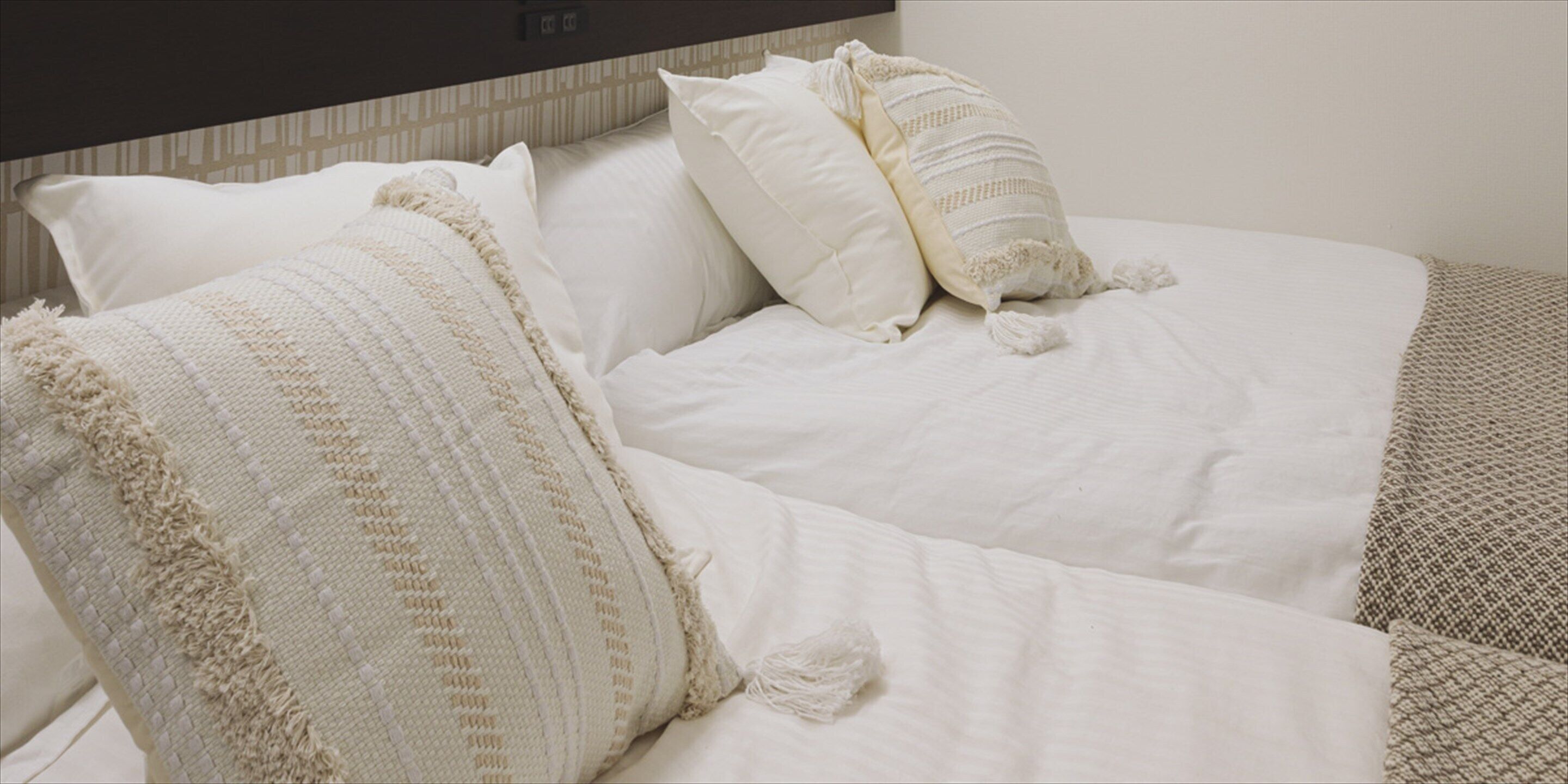 b standard twin | desk, laptop workspace, blackout curtains, free wifi