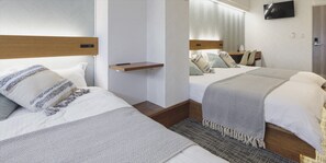 Quadrupla Economy, 3 camere da letto, bagno condiviso (E Economy) | 1 camera, una scrivania, postazione laptop, tende oscuranti