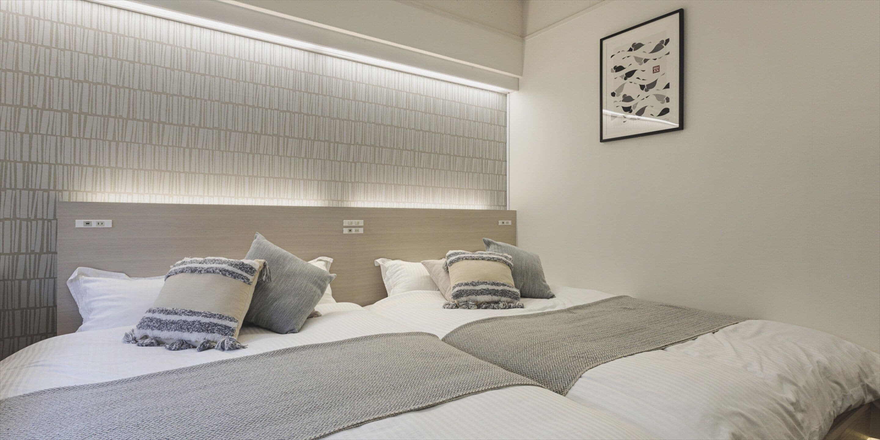 ds family studio | desk, laptop workspace, blackout curtains, free wifi