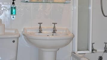 Classic Double Room | Bathroom | Towels