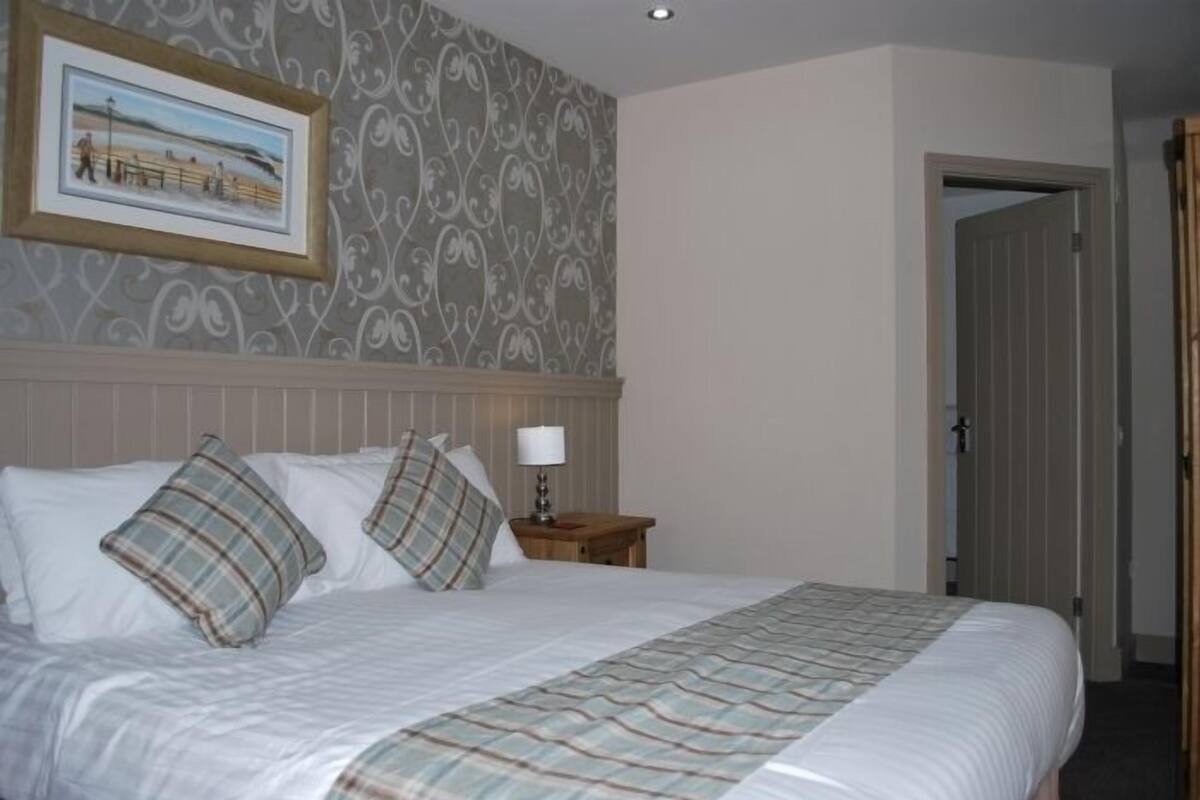Classic Double Room | Iron/ironing board, bed sheets