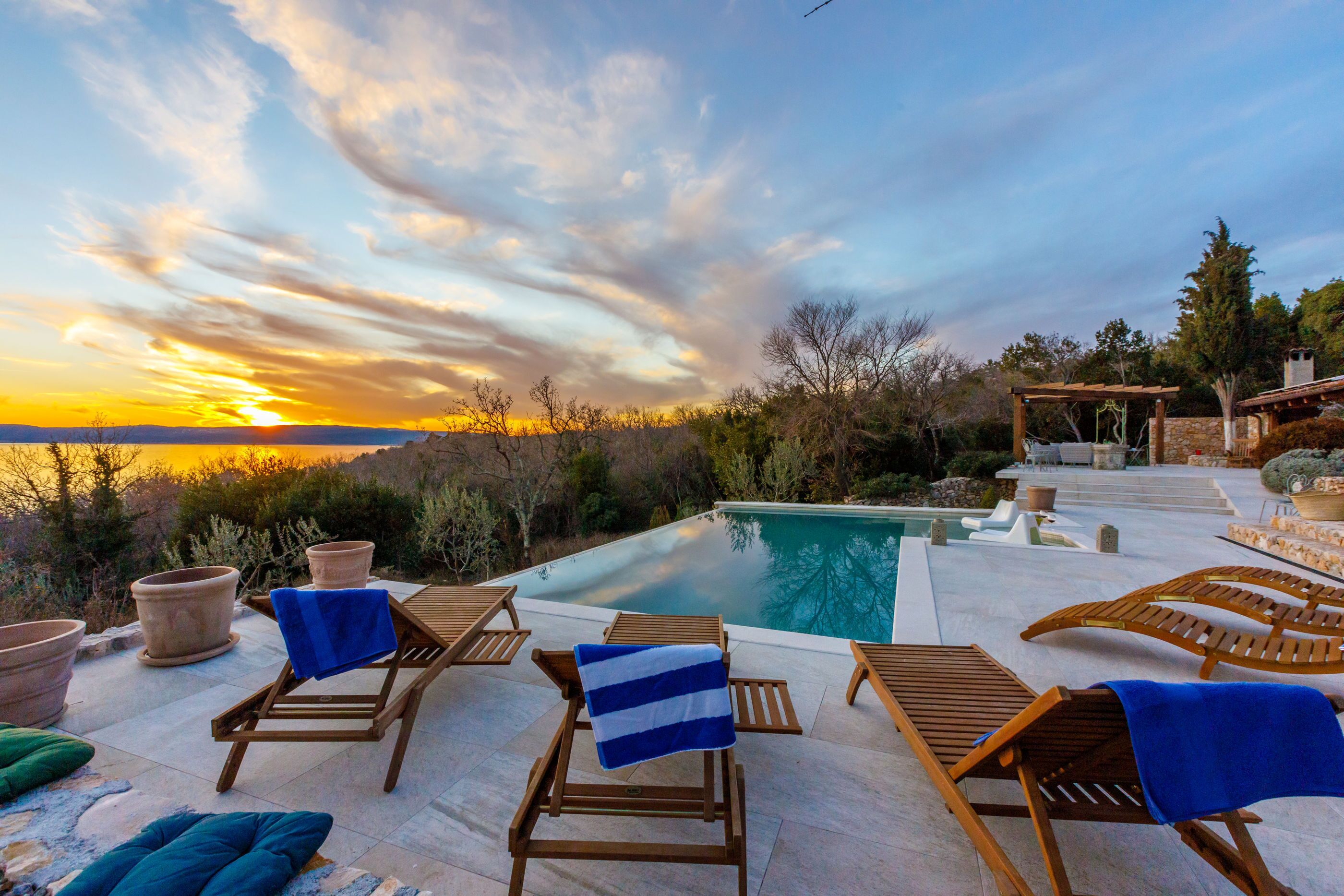 حمّام سباحة خارجي، حمّام سباحة مُدفَّأ