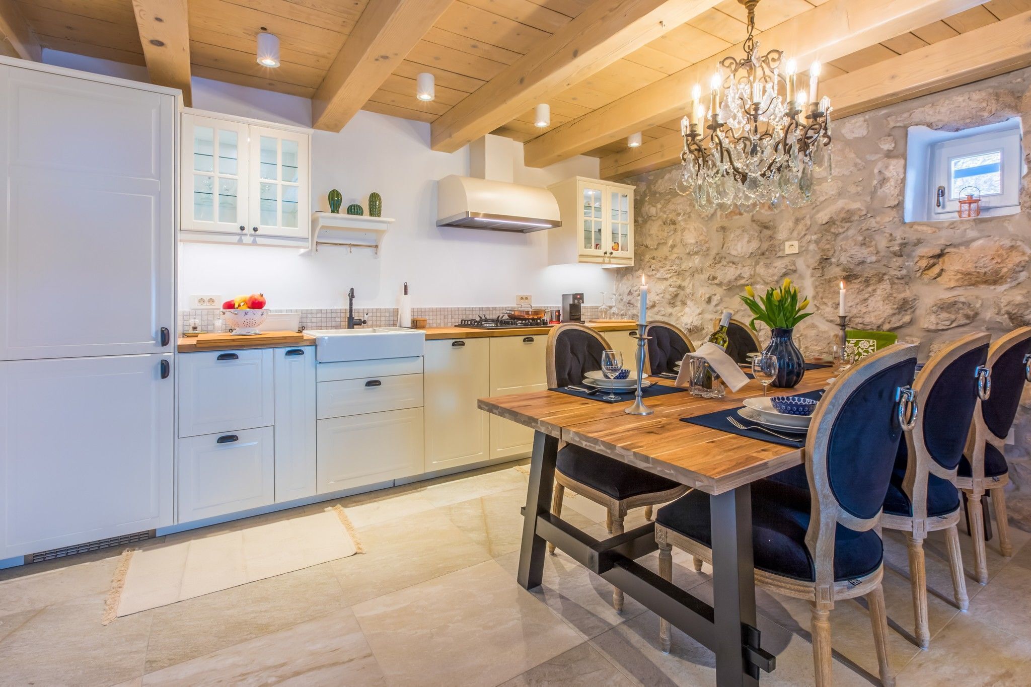 Eigene Küche | Kühlschrank, Mikrowelle, Herdplatte, Geschirrspüler