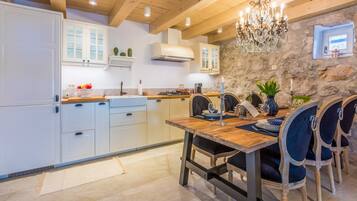 Eigene Küche | Kühlschrank, Mikrowelle, Herdplatte, Geschirrspüler