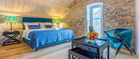 3 chambres, coffre-fort, fer et planche Ă repasser