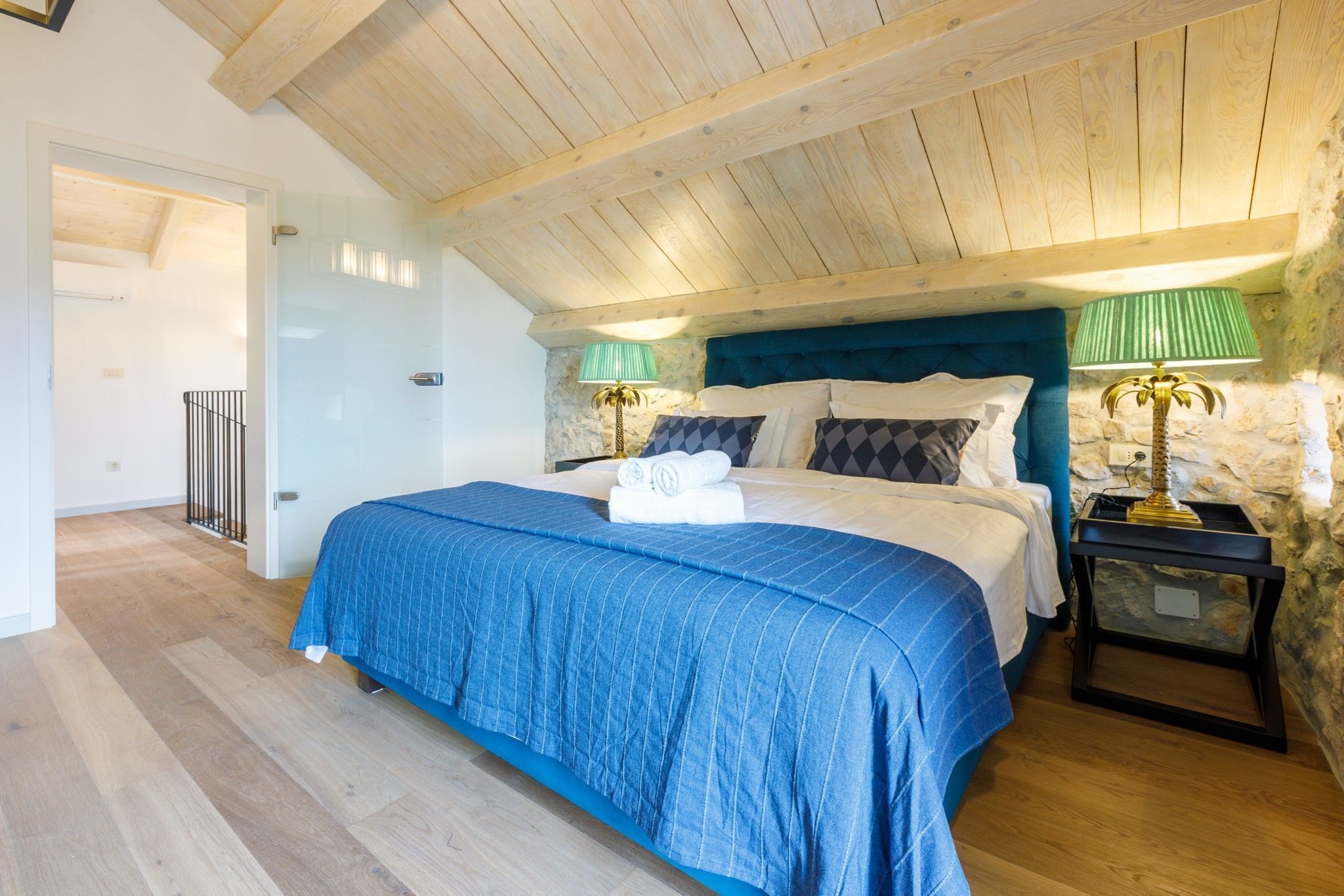 3 quartos, cofres nos quartos, ferros/tábuas de passar roupa