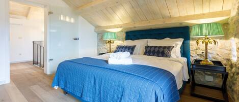 3 quartos, cofres nos quartos, ferros/tábuas de passar roupa