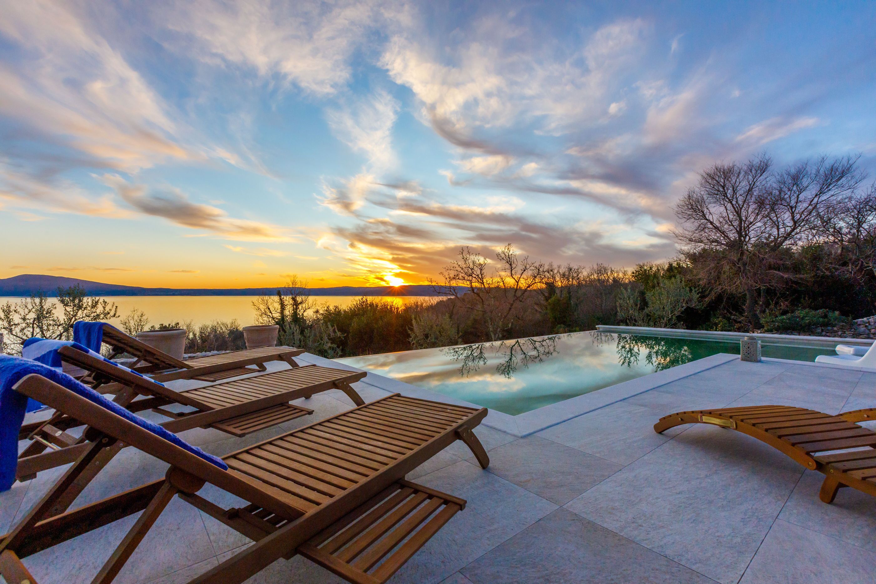 حمّام سباحة خارجي، حمّام سباحة مُدفَّأ