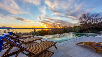 Utendørsbasseng og et oppvarmet basseng