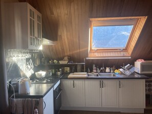 Kjøleskap, mikrobølgeovn, ovn og kokeplater