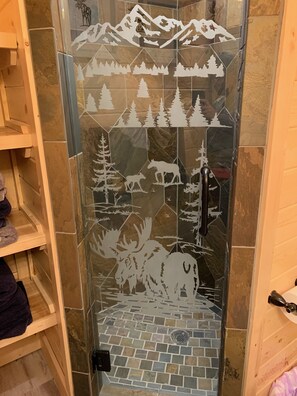 Bathtub, hair dryer, towels, soap - Yellowstone Moose Lodge+Hottub+Sauna+Wifi+AC+10Miles2YNP (Island Park)