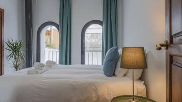 4 bedrooms, iron/ironing board, internet, bed sheets