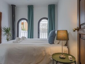 4 bedrooms, iron/ironing board, Internet, bed sheets