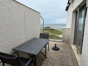 Outdoor dining - Apartment in Royan, sea view, near Chay Beach (Royan)