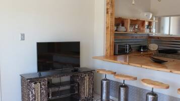 Phục vụ bữa sáng, bữa trưa, bữa tối, món địa phương và quốc tế