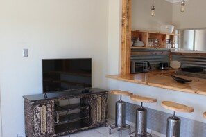 Se sirven desayunos, almuerzos y cenas; cocina local e internacional