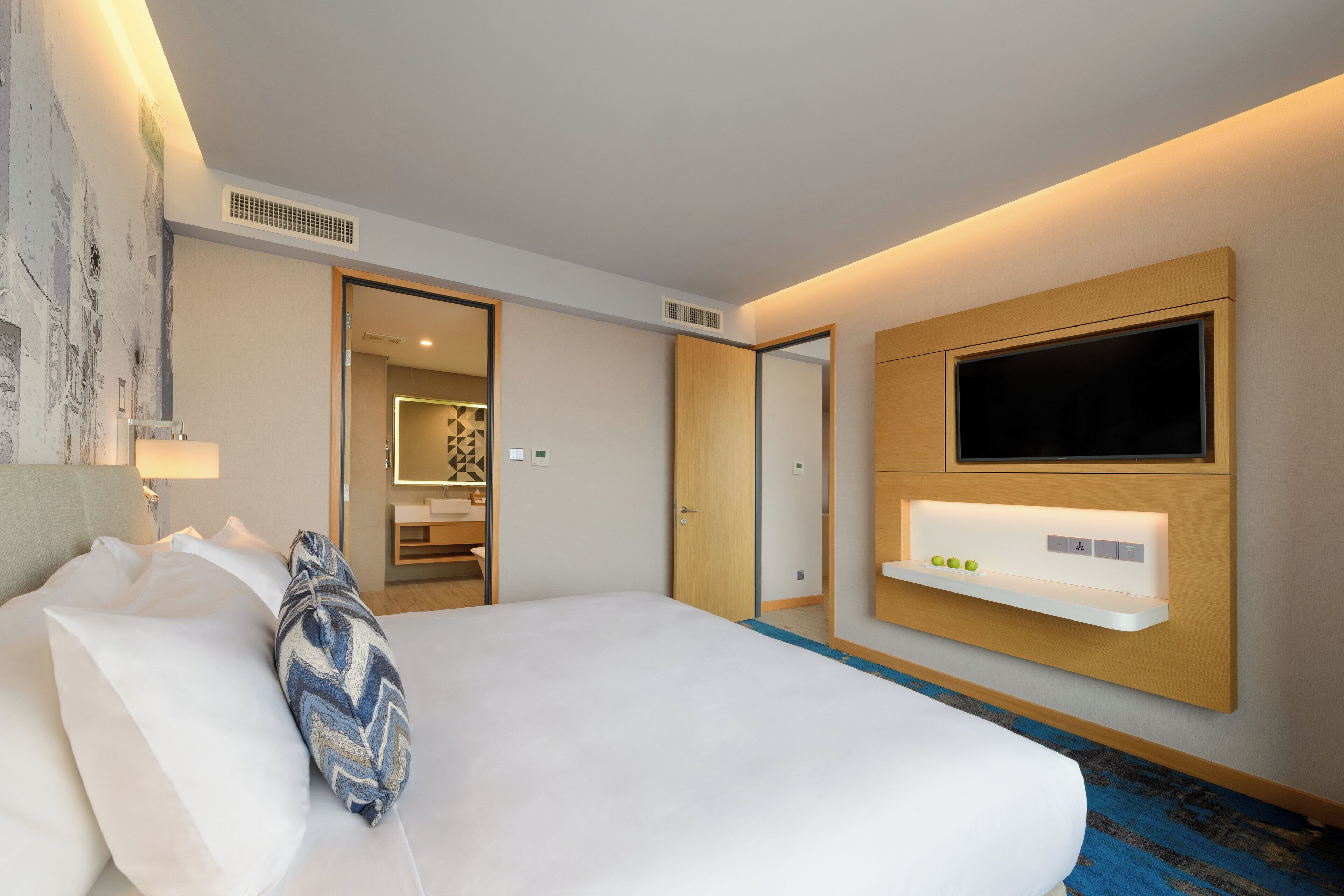 in-room safe, desk, laptop workspace, blackout curtains