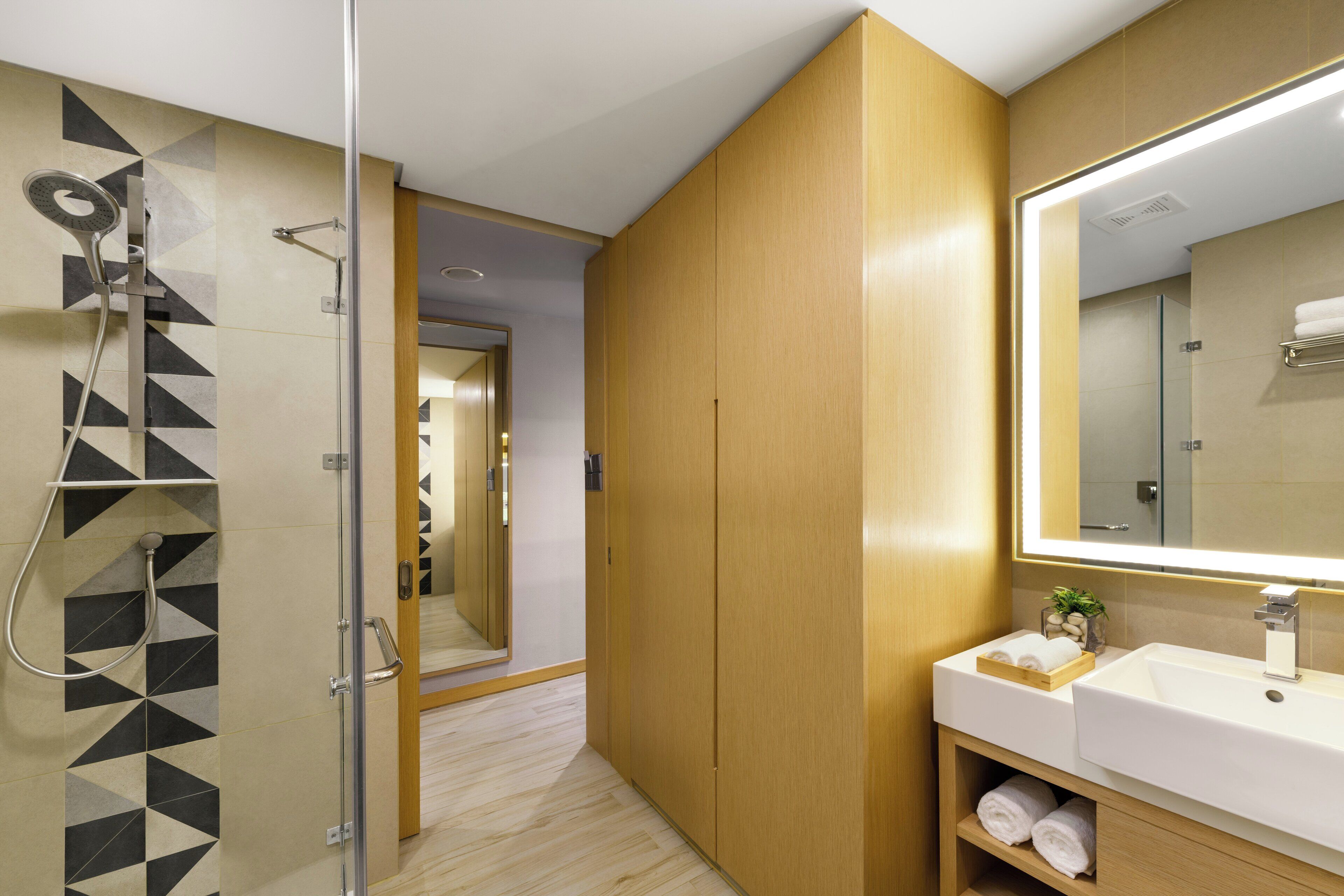 in-room safe, desk, laptop workspace, blackout curtains