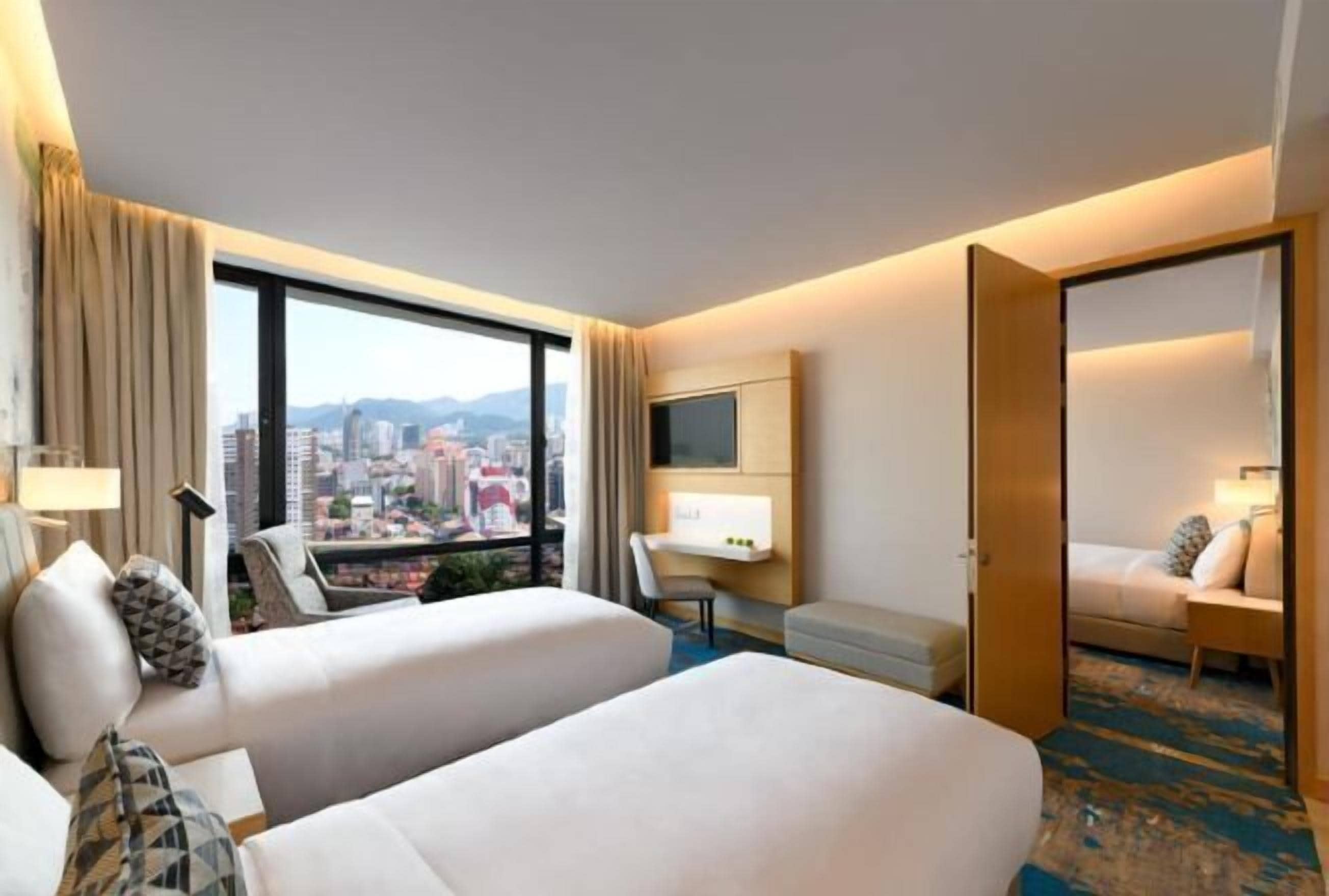 客房內保險箱、書桌、筆電工作空間、遮光布/窗簾