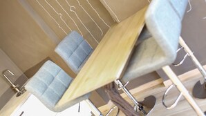 Un interior moderno con techo de madera, detalles metálicos y zonas de estar acolchadas.