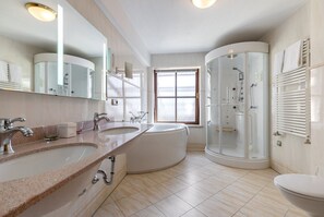 Chambre familiale, balcon, au bord du lac | Salle de bain | Douche, séchoir à cheveux, serviettes fournies, savon