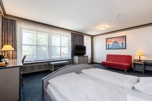 Family Room, Balcony, Lakeside | Hypo-allergenic bedding, desk, soundproofing, free WiFi - Seehotel Pegasus (Herrsching am Ammersee)