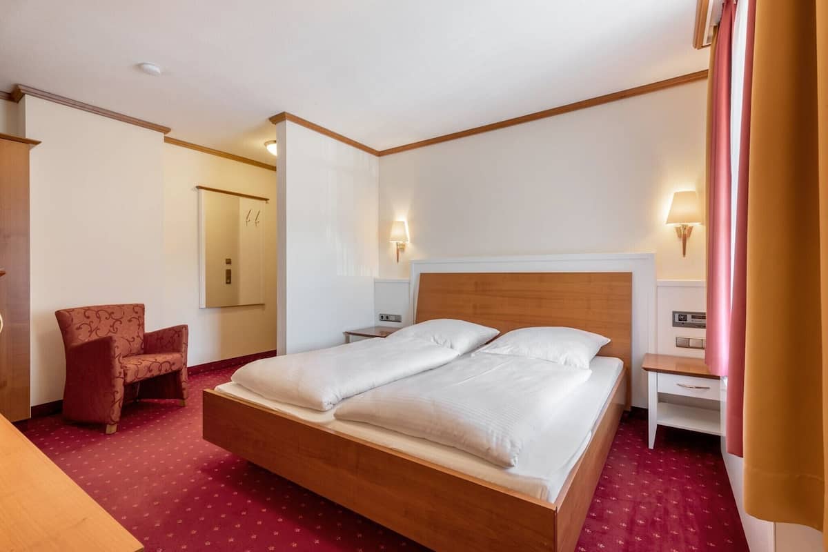 Double Room (Landseite) | Hypo-allergenic bedding, desk, soundproofing, free WiFi