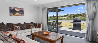 The Waterfront Ruakaka - Ruakaka Holiday Home