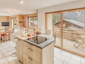 Dining - Premium Chalet in Champagny - 10 pers, 5 bedr, parking, wifi (Champagny-en-Vanoise)