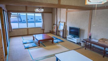 Japanese Style Family Room B for 8 Guests | Free WiFi