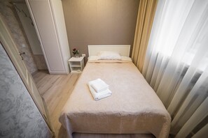 Habitación individual básica | Baño | Regadera, pantuflas, toallas 