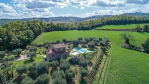 Une grande maison en pierre avec une piscine et un jardin.